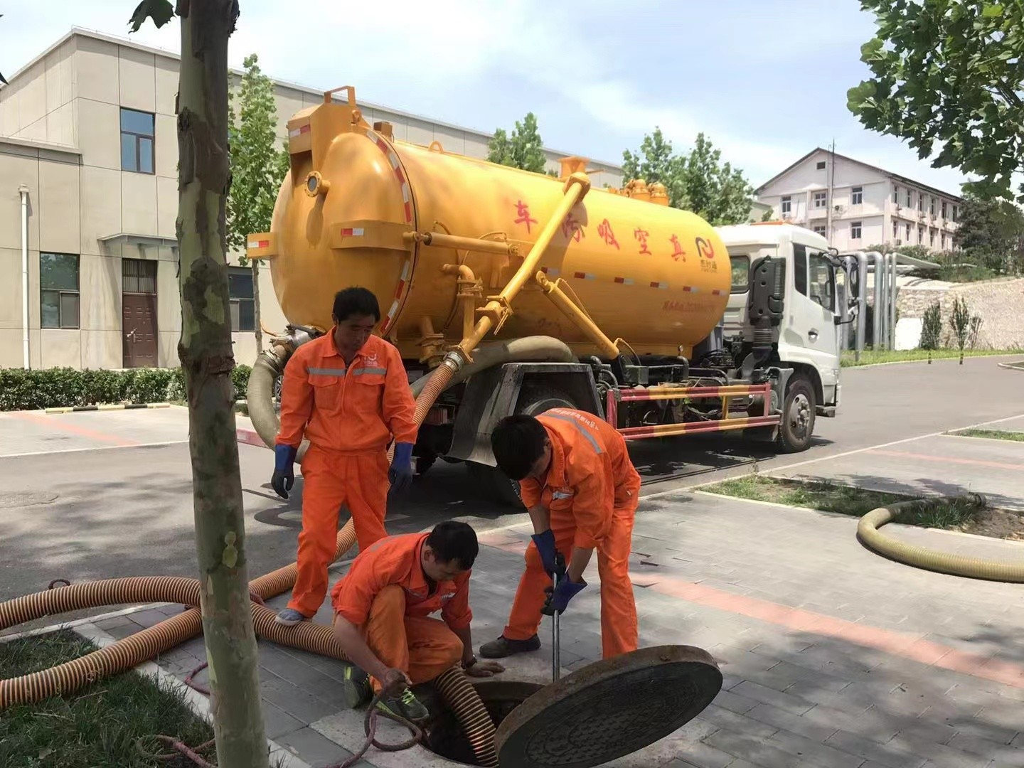 济水街道管道疏通车停在窨井附近