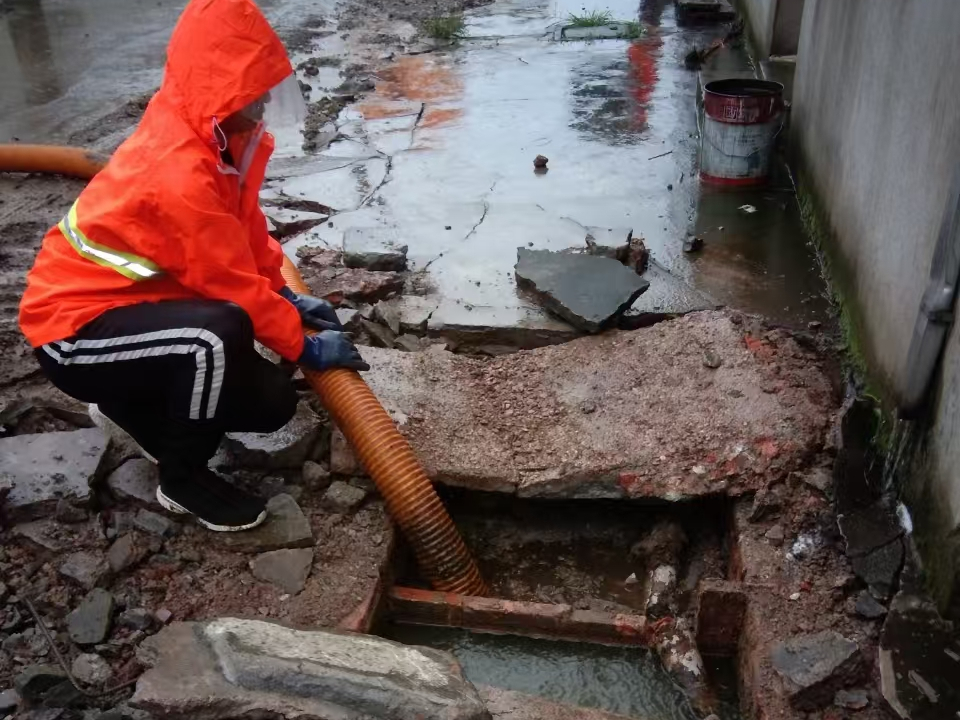 济水街道专业清理污水池 炜誉市政以规范流程守护城市 “肠道”