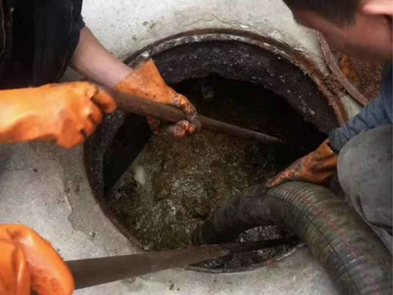 济水街道清理化粪池时如何避免沼气的危害？